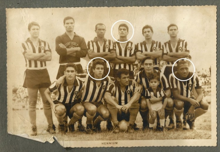 Time do Botafogo durante excursão ao RS em 1968 com o trio Nei (de pé), Afonso e Caju (agachados) [foto: acervo Maura Moreira]